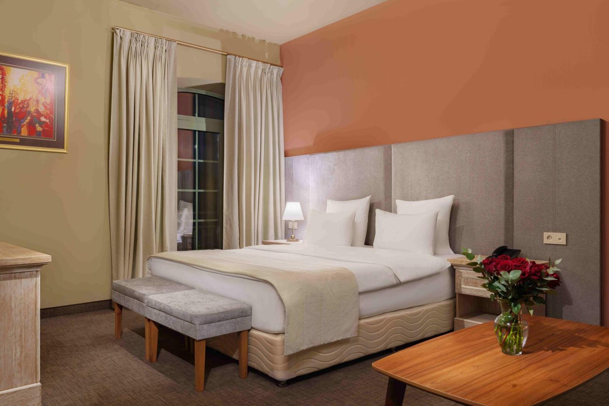 Grand Hotel Gyumri By Apricot Hotels ภายนอก รูปภาพ